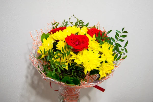 Bouquet Chrysanthèmes Jaunes Roses Rouges Dans Emballage Tient Dans Vase — Photo