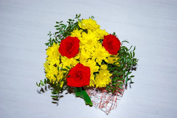 Ein Strauß Aus Drei Roten Rosen Gelben Chrysanthemen Und Grün — Stockfoto