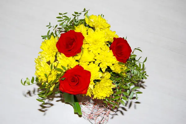 Ein Strauß Aus Drei Roten Rosen Gelben Chrysanthemen Und Grün — Stockfoto