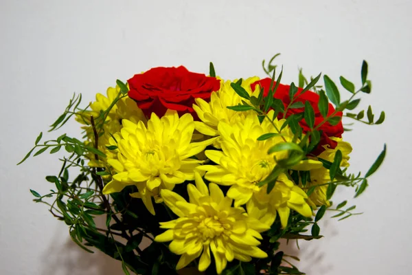 Buquê Flores Feitas Rosas Vermelhas Crisântemos Amarelos Sem Embalagem Fica — Fotografia de Stock