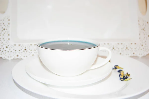 Couleur Humeur Est Bleu Thé Bleu Dans Une Tasse Blanche — Photo