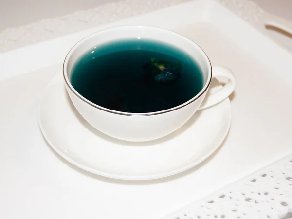 Χρώμα Της Διάθεσης Είναι Μπλε Μπλε Τσάι Μια Λευκή Κούπα — Φωτογραφία Αρχείου