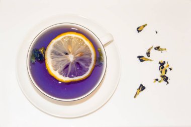 Ruh hali rengi mavi. Beyaz fincan ve beyaz tepside duran, limonlu mavi çay. Zıtlık. Yararlı içkiler, iyileştirici özellikler. Beden eğitimi. Çay partisi..