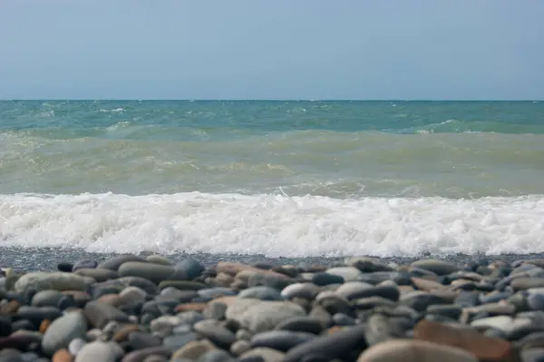 Fekete Tenger Tengeri Hulláma Kavicsos Strand Sima Horizont Kék Nyaralás — Stock Fotó