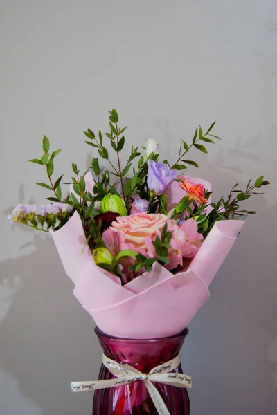Délicat Bouquet Différentes Fleurs Dans Emballage Rose Clair Tient Dans — Photo
