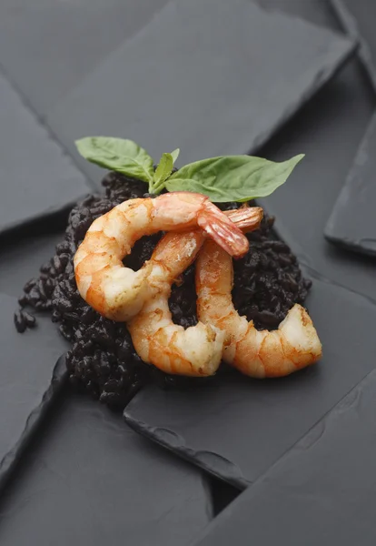 Mürekkep balığı mürekkep ve karides risotto