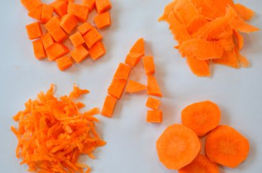 Beyaz bir arka plan havuç küpleri