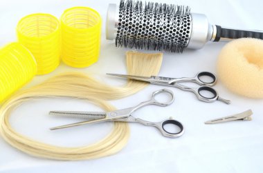 makas ve saç fırçası