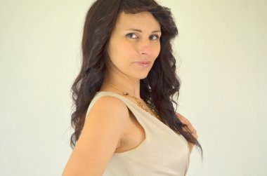 Uzun siyah dalgalı saçlı güzel Bayan