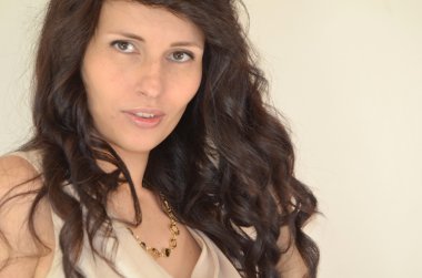 Uzun siyah dalgalı saçlı güzel Bayan