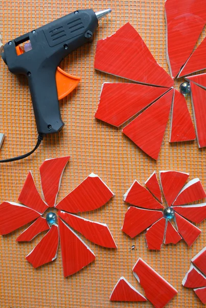 bir yarasa ile silah ve mozaik fayans yapıştırıcı