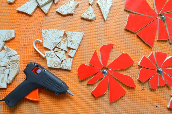 bir yarasa ile silah ve mozaik fayans yapıştırıcı