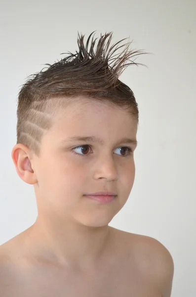 Хлопчик з зачіскою мохоподібної — стокове фото