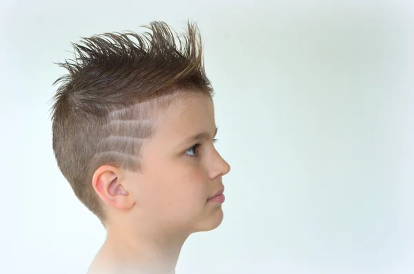 Çocuk mohawk saç modeli ile