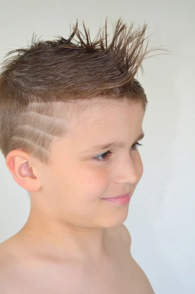 Хлопчик з зачіскою мохоподібної — стокове фото