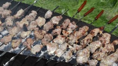 Kebap ızgara şiş üzerinde