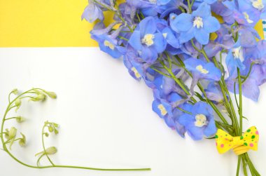 Delphinium mavi ve sarı kurdele ile buket