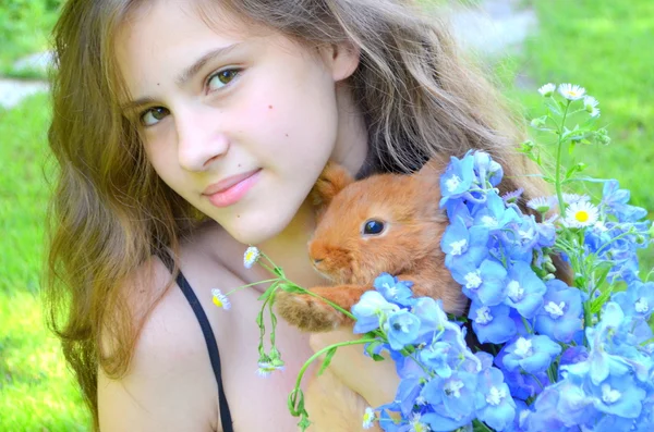 Glückliches Mädchen mit dem roten Kaninchen im Freien — Stockfoto