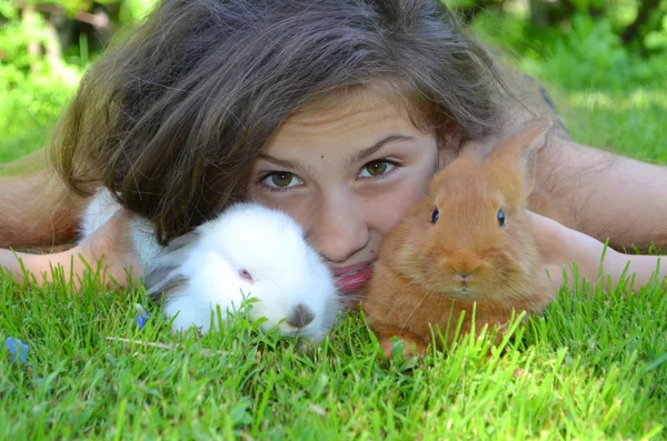 Fille avec des lapins de Nouvelle-Zélande et Californie — Photo