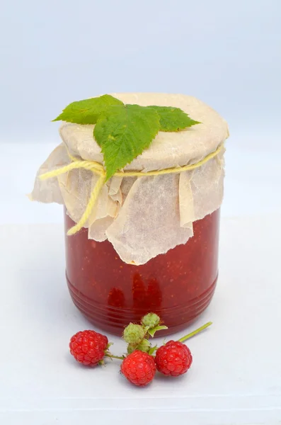 Red fresh raspberries and jam — Stock Photo, Image