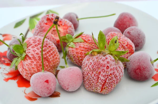 Bayas congeladas - fresas y cerezas — Foto de Stock