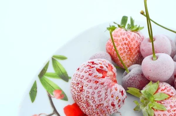 냉동된 딸기-딸기와 체리 — 스톡 사진