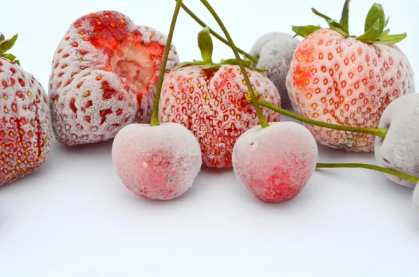 Bevroren bessen - aardbeien en kersen — Stockfoto