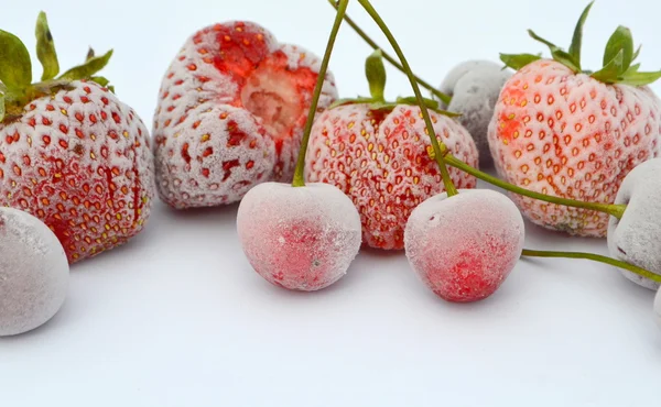 Bevroren bessen - aardbeien en kersen — Stockfoto