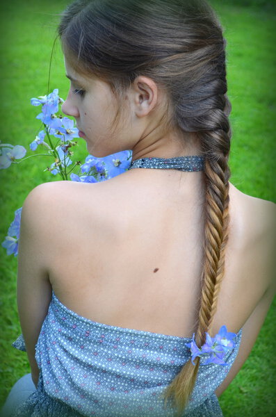 Девушка с длинными плетеными волосами - прическа "рыбий хвост
"