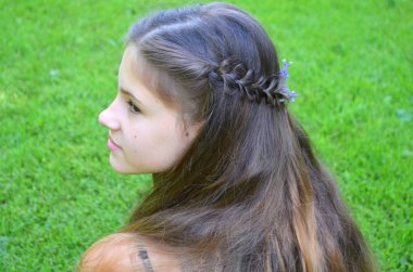 Uzun örgülü saçlı kız