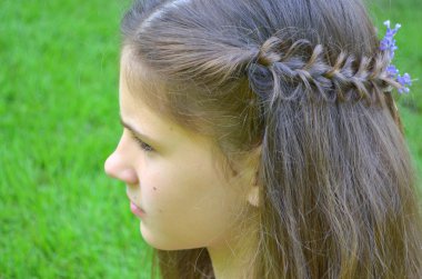 Uzun örgülü saçlı kız