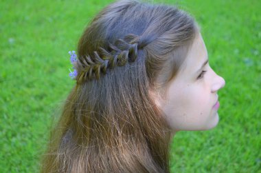 Uzun örgülü saçlı kız