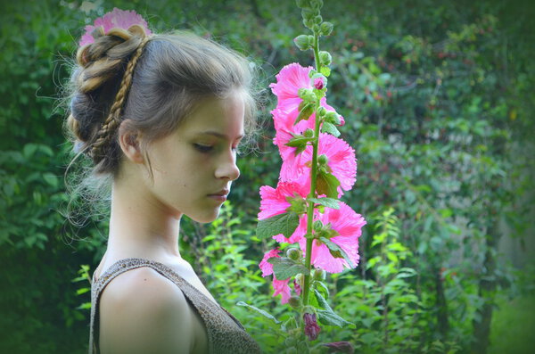 Девушка с прической и розовыми холлихоками
