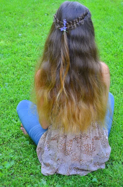 Chica con el pelo largo trenzado — Foto de Stock