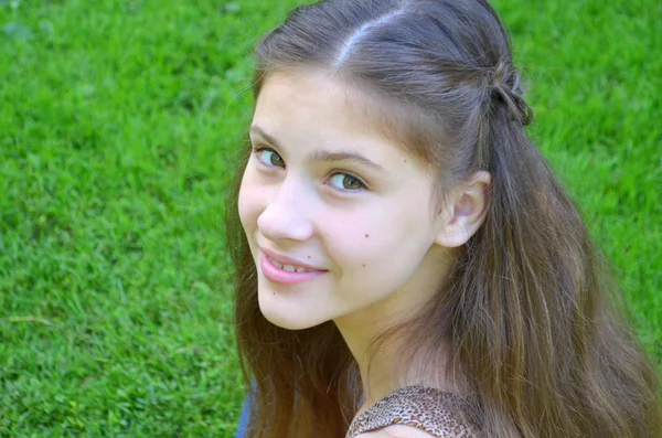 Menina com cabelo longo trançado — Fotografia de Stock