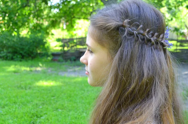 Menina com cabelo longo trançado — Fotografia de Stock