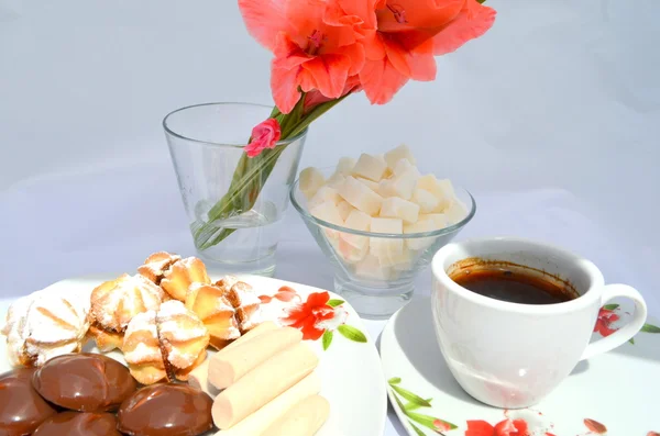 Bună dimineața, micul dejun - prăjituri, bomboane și cafea — Fotografie, imagine de stoc