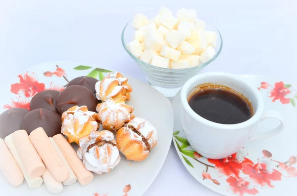 Bună dimineața, micul dejun - prăjituri, bomboane și cafea — Fotografie, imagine de stoc