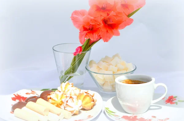 Buenos días, desayuno - galletas, dulces y café — Foto de Stock