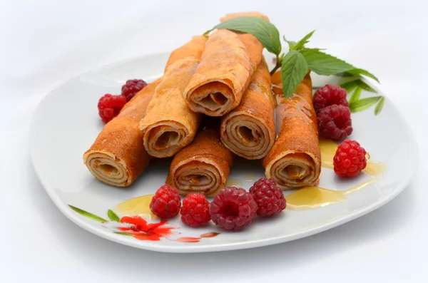 Frittelle con miele e lampone su sfondo bianco — Foto Stock