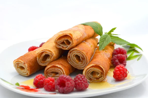 Frittelle con miele e lampone su sfondo bianco — Foto Stock