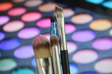 Bir arka plan palet ile göz farı makyaj için fırçalar