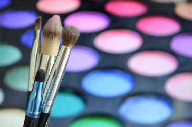 Bir arka plan palet ile göz farı makyaj için fırçalar