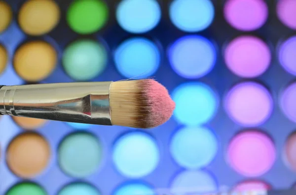 Pinsel für Make-up auf einer Hintergrundpalette mit Lidschatten — Stockfoto