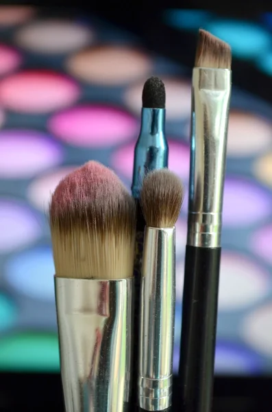 Pinsel für Make-up auf einer Hintergrundpalette mit Lidschatten — Stockfoto