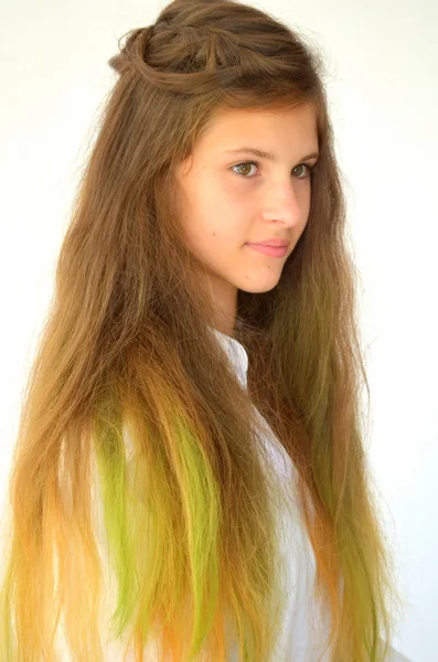 Menina com cabelos longos tingidos com fios coloridos Ombre — Fotografia de Stock