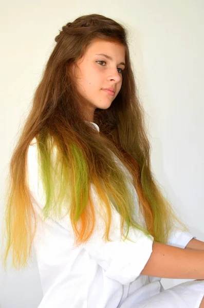 Festett színes szálak Ombre hosszú hajú lány — Stock Fotó