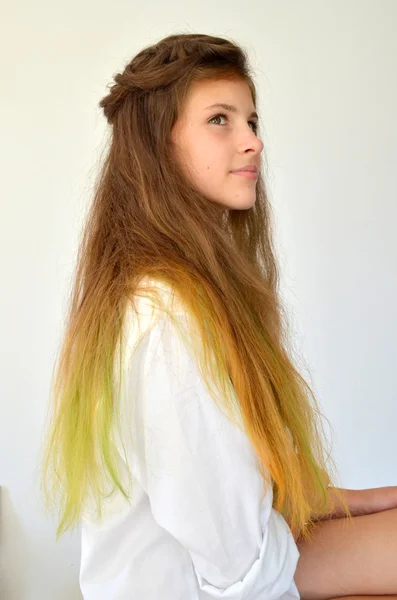 Дівчина з довгим волоссям, пофарбований з кольорових ниток Ombre — стокове фото