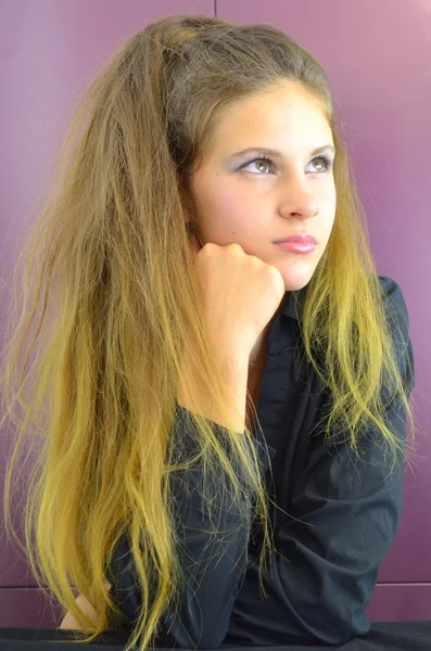 Menina com uma cauda longa, pintado Ombre Hair — Fotografia de Stock