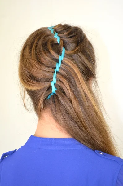 Onda hollywoodiana, tessitura capelli con nastro blu — Foto Stock